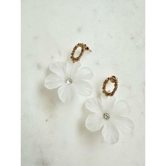 Frosted white flower and gold color dangle earrings ￼ - Picture 1 of 4